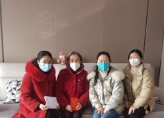 二小学行政班子成员组成慰问退休困难教职工