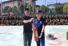 学生体验水枪出水项目下一步消防开展消防安全进校园