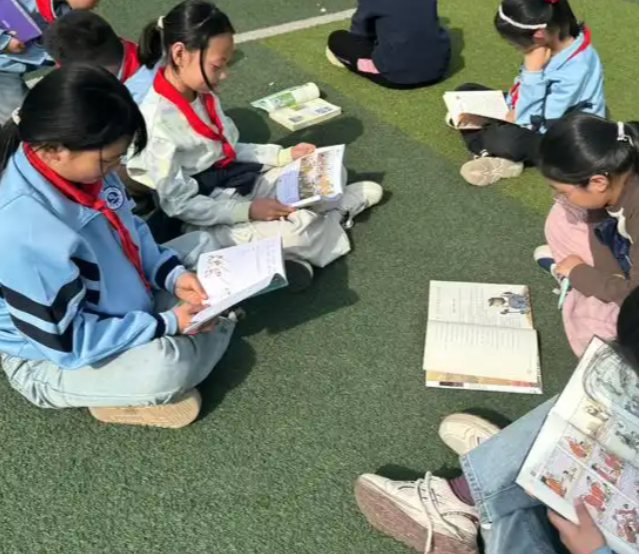 依托四维阅览丛书构建课程在课堂上小学以班级读书会为载体