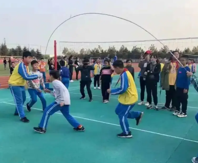 在动态中习得的团队精神与沟通才能是任何静态课堂都难以彻底赋予的